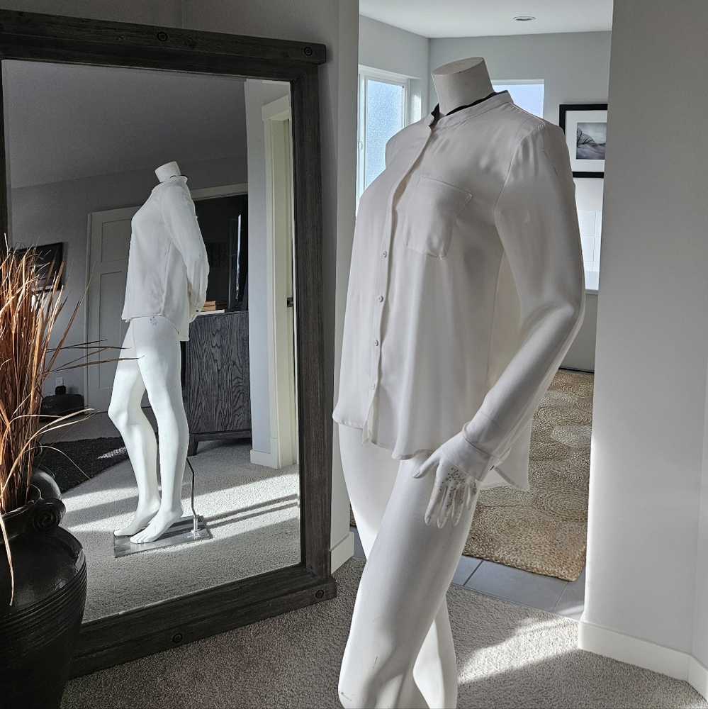 NWOT 100% Silk Size Medium Banana Republic Elegant White Button-Up Blouse